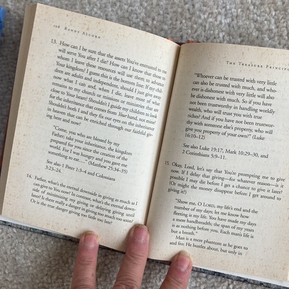 2 small Christian inspirational books.The treasure principle. A life God rewards - Picture 4 of 4